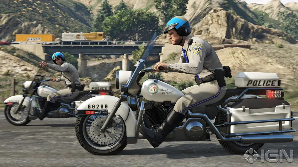 Police Bike در نسخهی Enhanced بازی GTA V. به چراغهای قرمز توجه کنید.