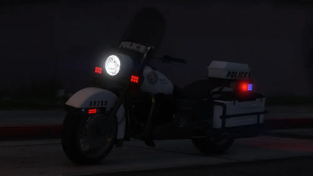 یک Police Bike با چراغها و آژیرهای فعال. (نمای زاویه عقب)