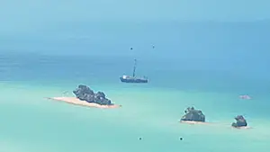 یک قایق میگوگیری در کارتپستال لئونیدا کیز.
