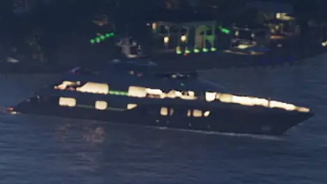 یک یات الهامگرفته از Lürssen 73m Coral Ocean در آبهای میان جزایر ریالتو در وایس سیتی در تریلر اول.
