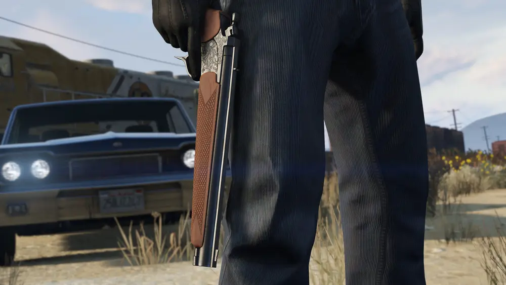 تصویر Marksman Pistol، با یک Chino در پسزمینه.