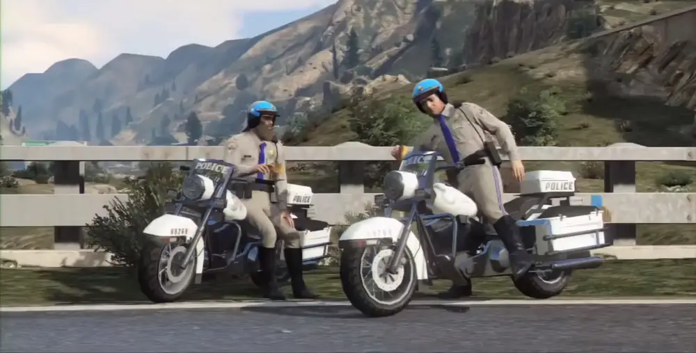 ترور و مایکل با لباس پلیس سوار بر Police Bike.