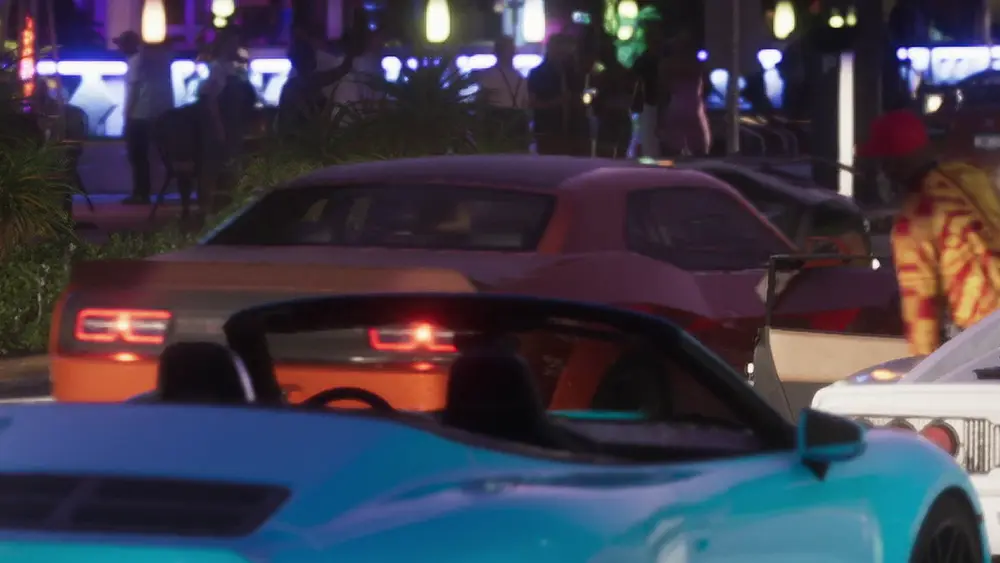 یک Gauntlet Hellfire نارنجی در حال حرکت در Shore Drive در تریلر اول (۰:۳۱).