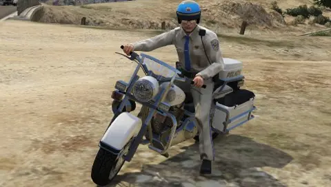 یک افسر موتورسوار روی Police Bike خود در GTA V.